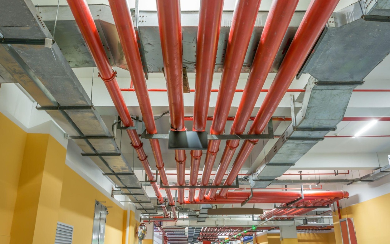 Wet pipe fire sprinkler system in industrial building